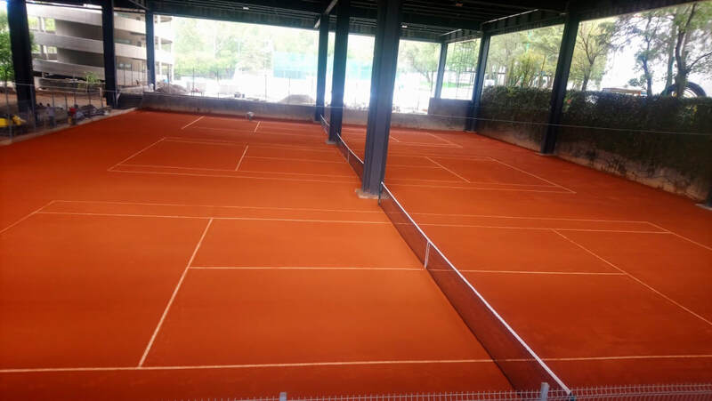 Cancha de Tenis de Arcilla Techada Pisando Fuerte